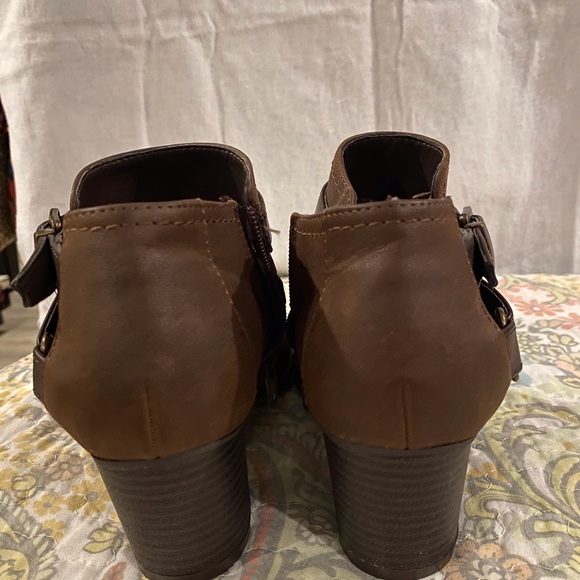 Saydie Mid Heel Belted Bootie
INDIGO RD Lug sole Round Toe Buckle strap 7.5M - Picture 3 of 5